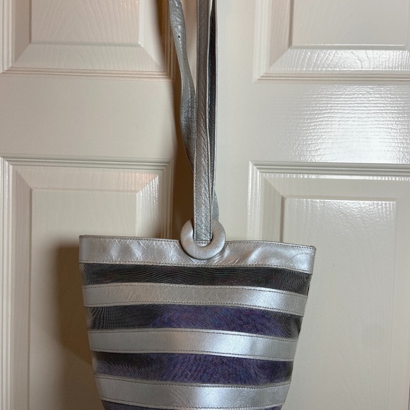 Cute silver crossbody/shoulder bag - Picture 1 of 9
